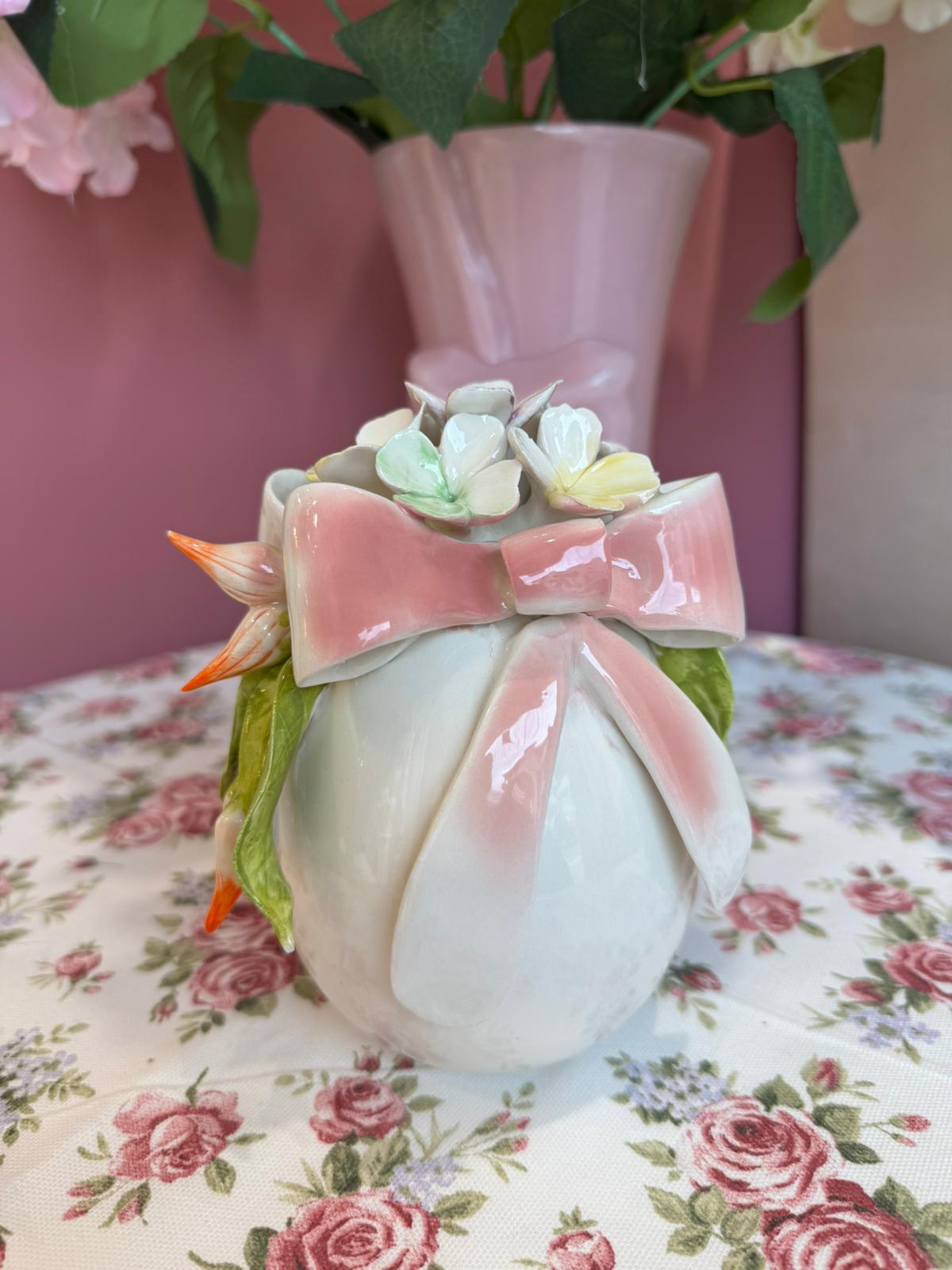 Uovo in porcellana di capodimonte con fiocco e fiori - H.15 cm